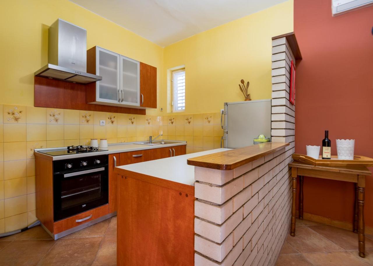 Holiday Home Nives Тиват Екстер'єр фото